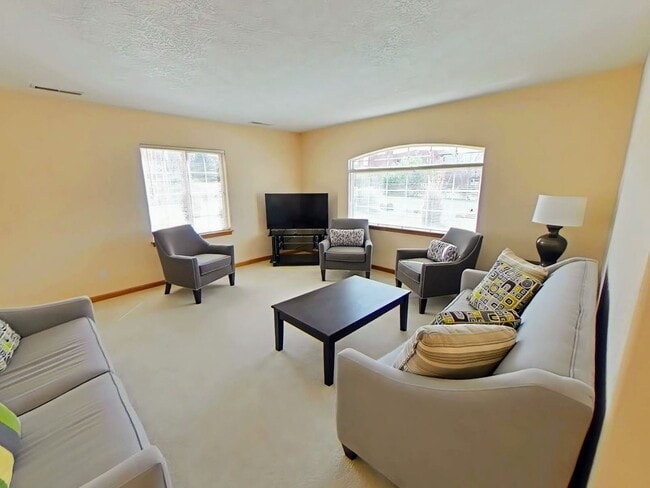 Building Photo - Beautiful Stand Alone Near Golf Course