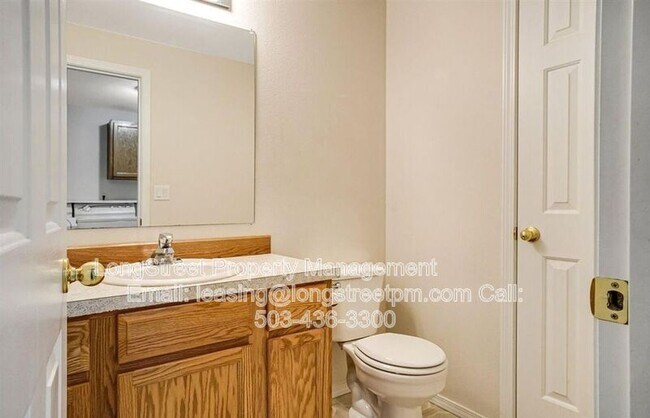 Building Photo - 332 NE Carmen Pl
