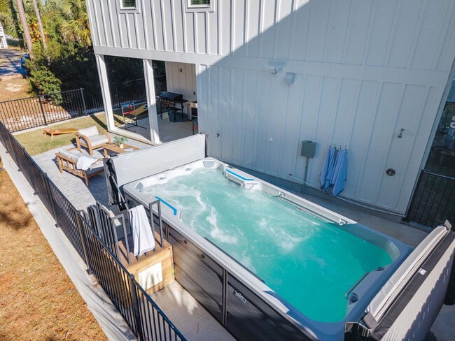 Building Photo - 223 E Lakeshore Dr