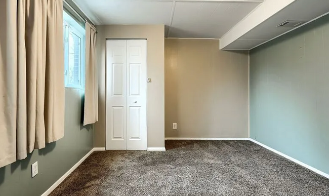 Building Photo - Charming & Spacious 5-Bedroom Home! Detach...
