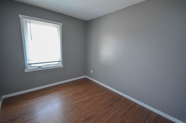 Building Photo - Pet friendly home in Country Club Manor w/fenced yard!