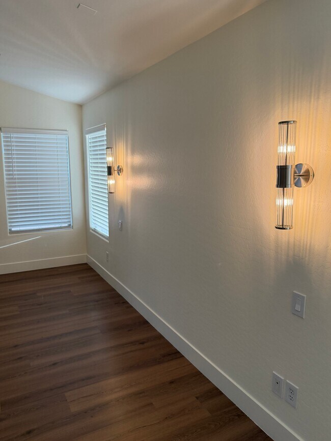 Building Photo - 2741 E Quiet Hollow Ln