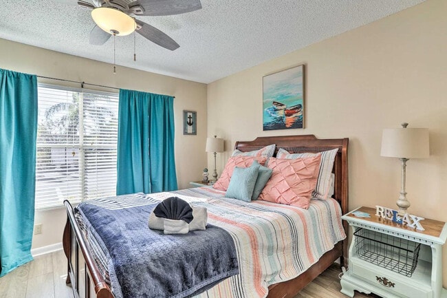 Building Photo - 6141 Bahia Del Mar Blvd S