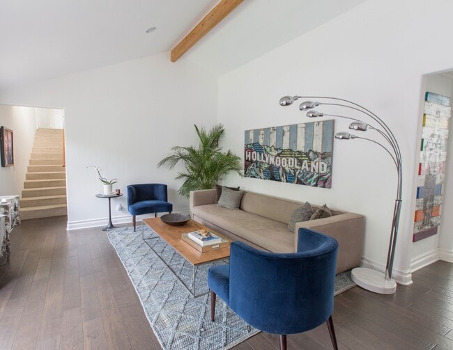 Building Photo - Luxury 5 Bed, 3 Bath - Entertainers Dream!