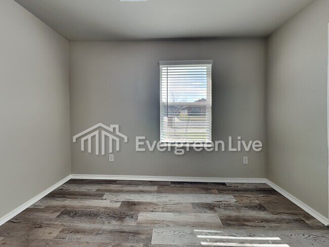 Building Photo - 3500 moraine dr