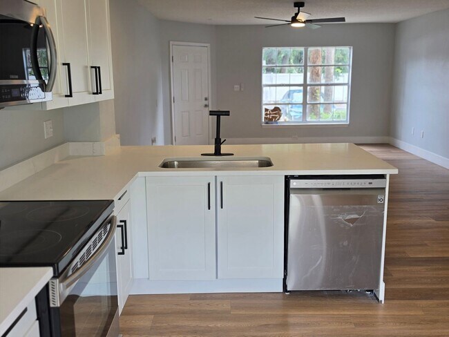 Building Photo - FOR RENT!! RECENTLY RENOVATED 2 BEDROOM 2 BATH CONDO (FIRST FLOOR)...