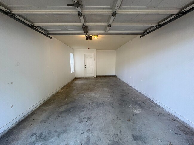 Building Photo - 2012 Red Oak Dr