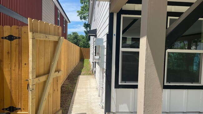 Building Photo - 2320 Wavell St