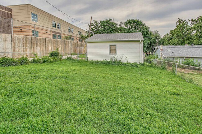 Building Photo - Charming Aksarben Gem