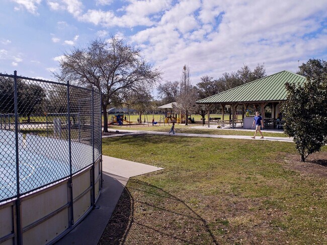 Building Photo - 4 bedroom 3 Bath Pool home in Lakewood Ran...