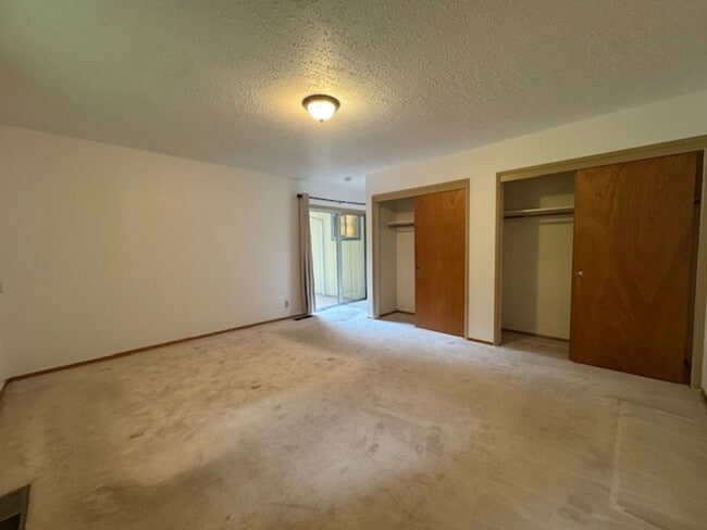 Building Photo - Well located, 4/2, Redwood views