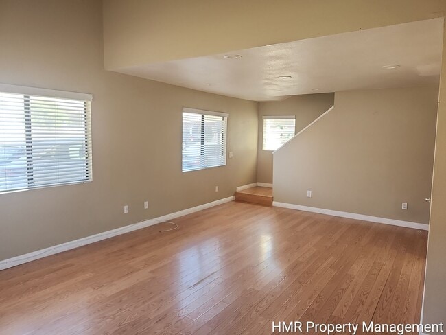 Building Photo - Spacious Town House