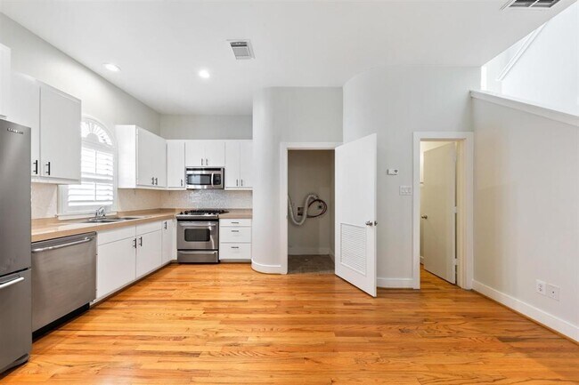 Building Photo - 419 W 26th St
