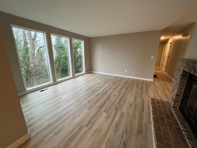 Building Photo - Spacious lower unit in refurbished duplex