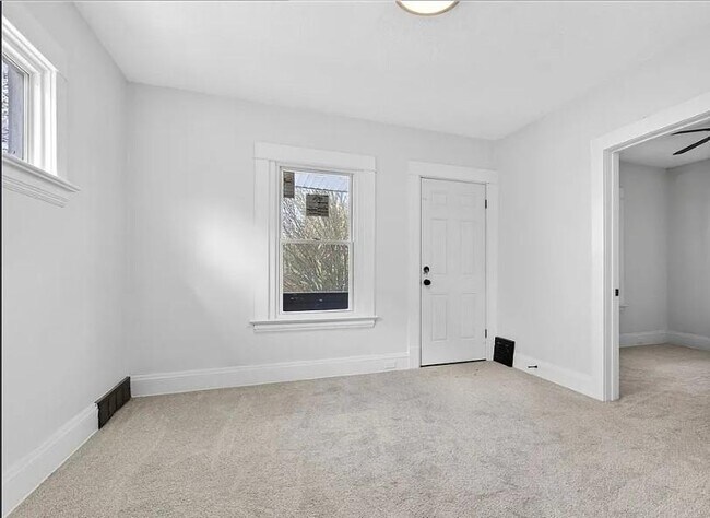 Building Photo - 9418 Parkview Ave