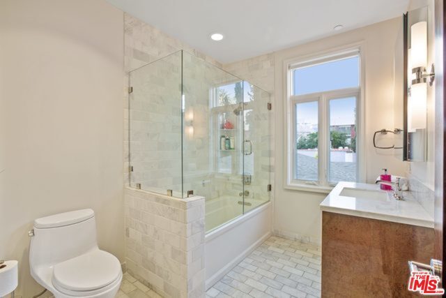 Building Photo - 447 N Doheny Dr