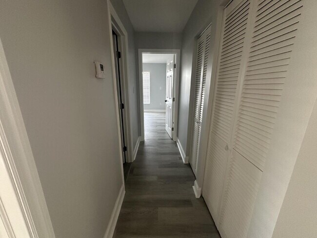 Building Photo - Charming 2-Bed, 2-Bath Retreat in Port Charlotte!