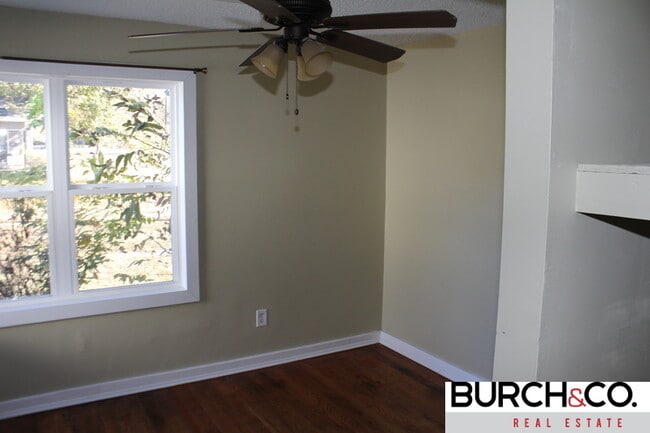 Building Photo - 2 Bedroom/ 1Bath Available