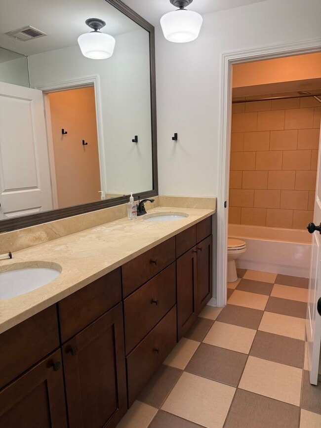Building Photo - Centrally Located 2 BED/1.5 BATH TOWNHOME ...