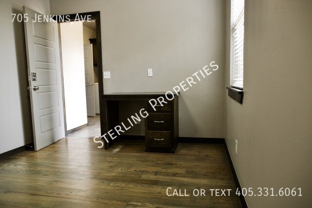 Building Photo - 705 S Jenkins Ave
