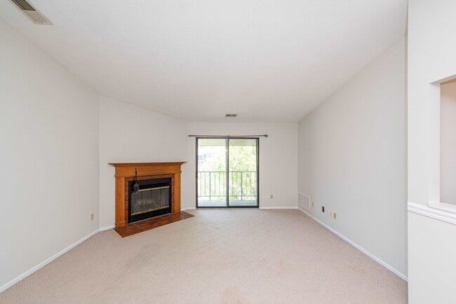 Building Photo - 2 Bedroom Condo Available