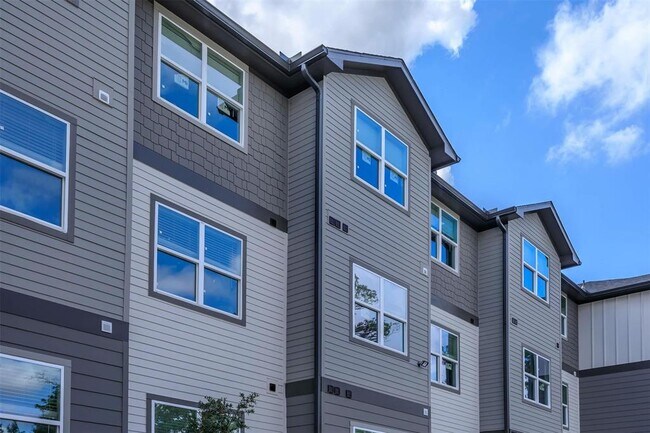 Building Photo - 1620 Oak Tree Dr