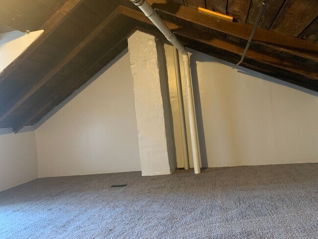 Building Photo - Available Now! Cozy 1-2 bedroom house with...