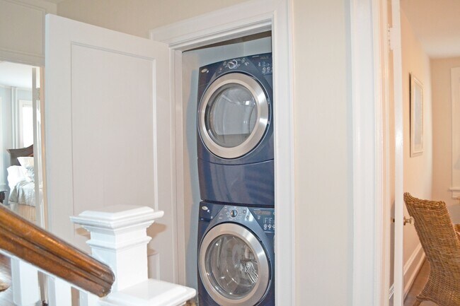 Building Photo - 16 S Somerset Ave