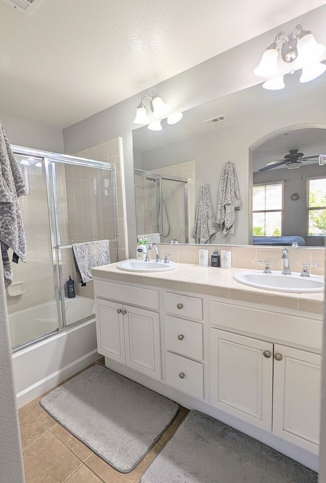 Building Photo - Stunning Modern End Unit Tri Level Condo i...