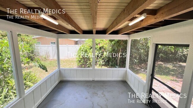 Building Photo - 904 Hall St