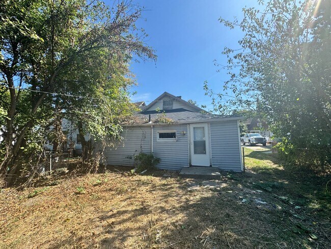 Building Photo - 2 Bedroom House