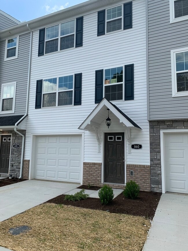 Building Photo - Coming Soon - Spacious 3 bedroom with atta...