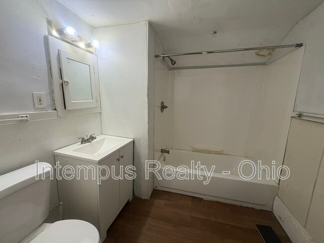 Building Photo - 632 E 101st St