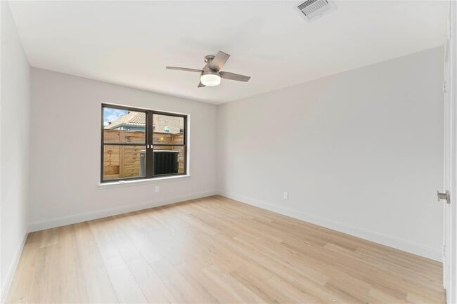 Building Photo - 14147 Hillvale Dr