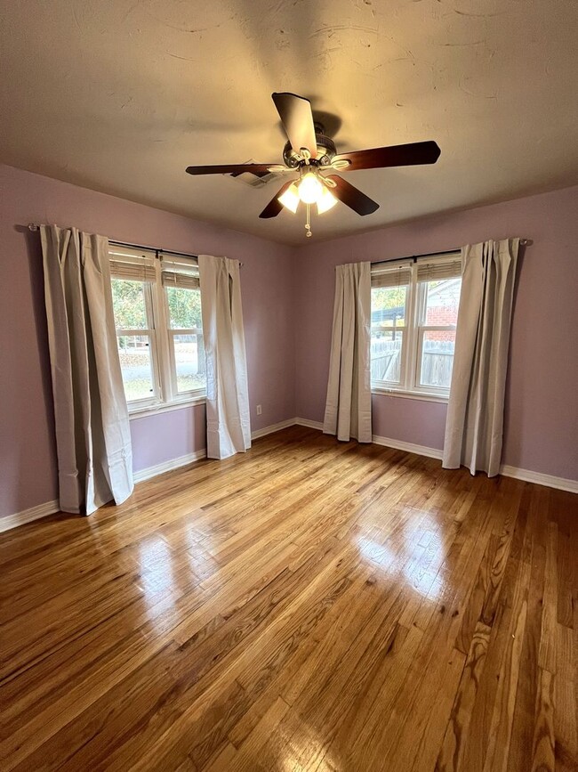 Building Photo - Cute 2 Bed 1 Bath in the Steve Pennington Addn