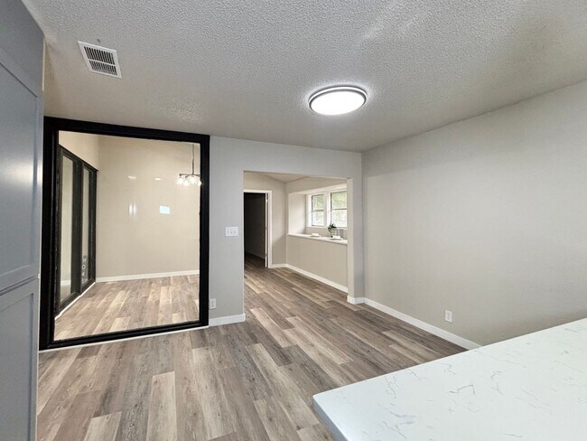 Building Photo - Windcrest Beauty for Rent!