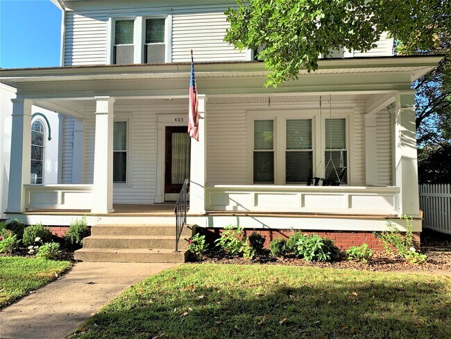 Building Photo - Large Beautiful Historic Home