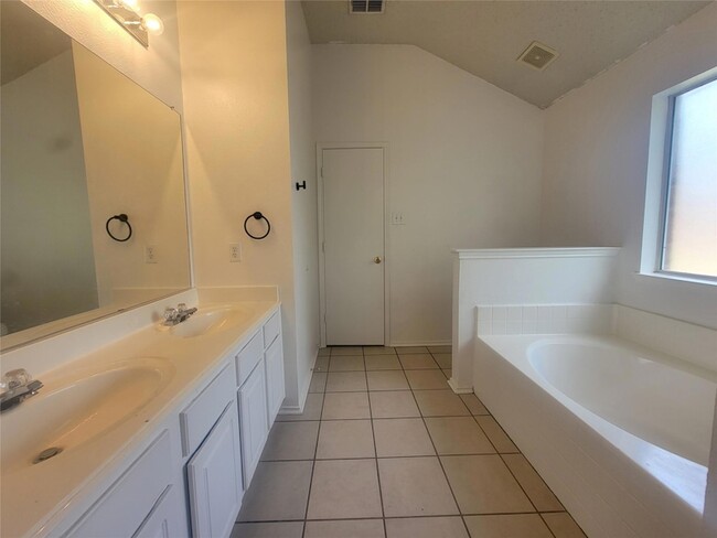 Building Photo - 829 Beaver Creek Dr