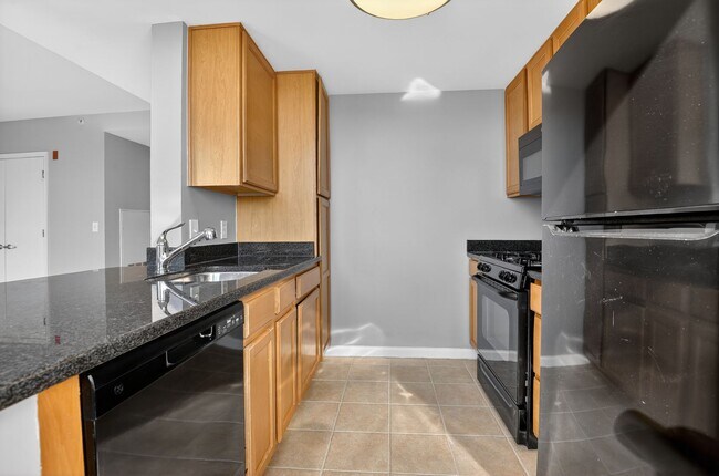 Building Photo - Spacious Studio w/ Parking Included!