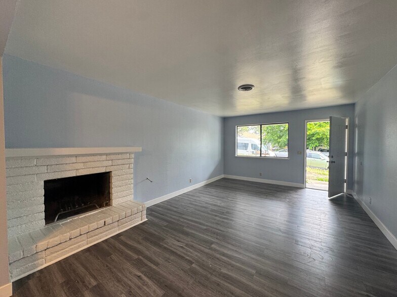 Building Photo - 7440 Tierra Way