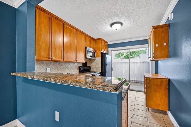 Building Photo - 1220 Shadowdale Dr