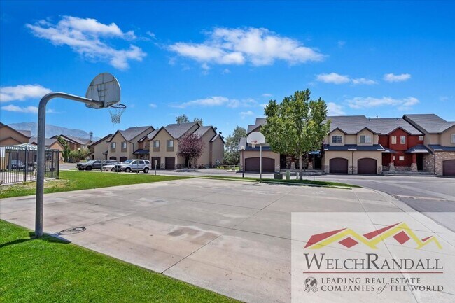 Building Photo - Stylish 3-Bed, 2-Bath Condo in the Heart o...