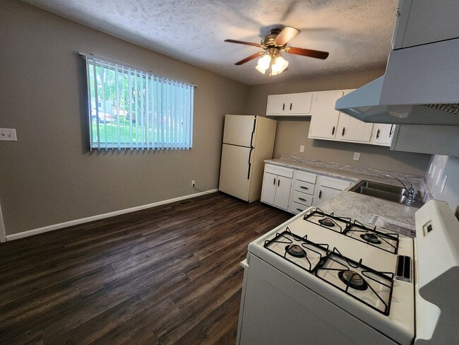 Building Photo - 3 Bedroom Home in Bloomington