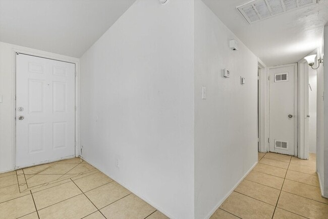 Building Photo - 1638 N Beverly Ave