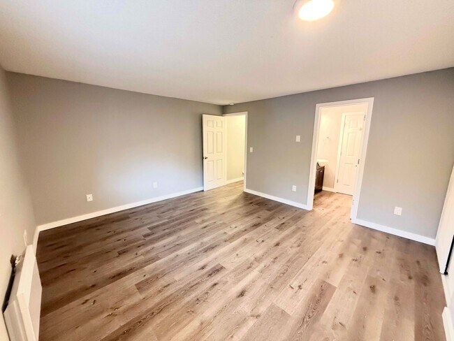 Building Photo - Charming 2-Bedroom Tukwila Townhome with Garage, Parking, Stainless Steel Appliances & Fireplace ...