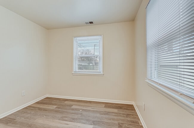 Building Photo - 2414 Emlong St