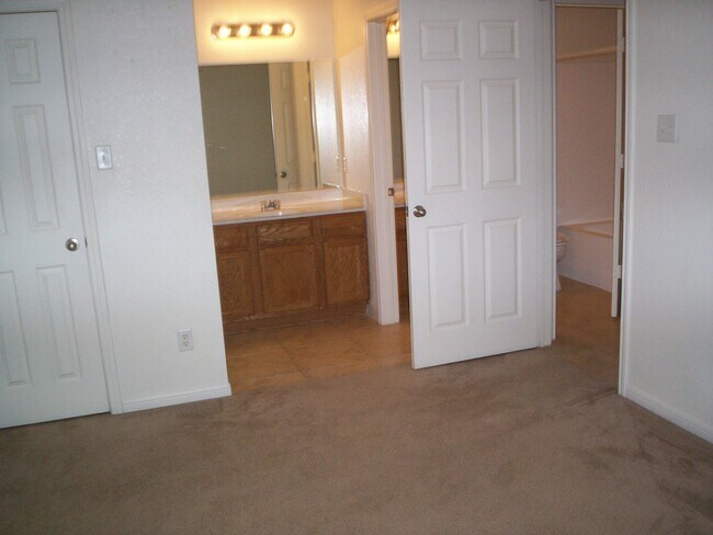 Building Photo - 2203 Botanical Dr