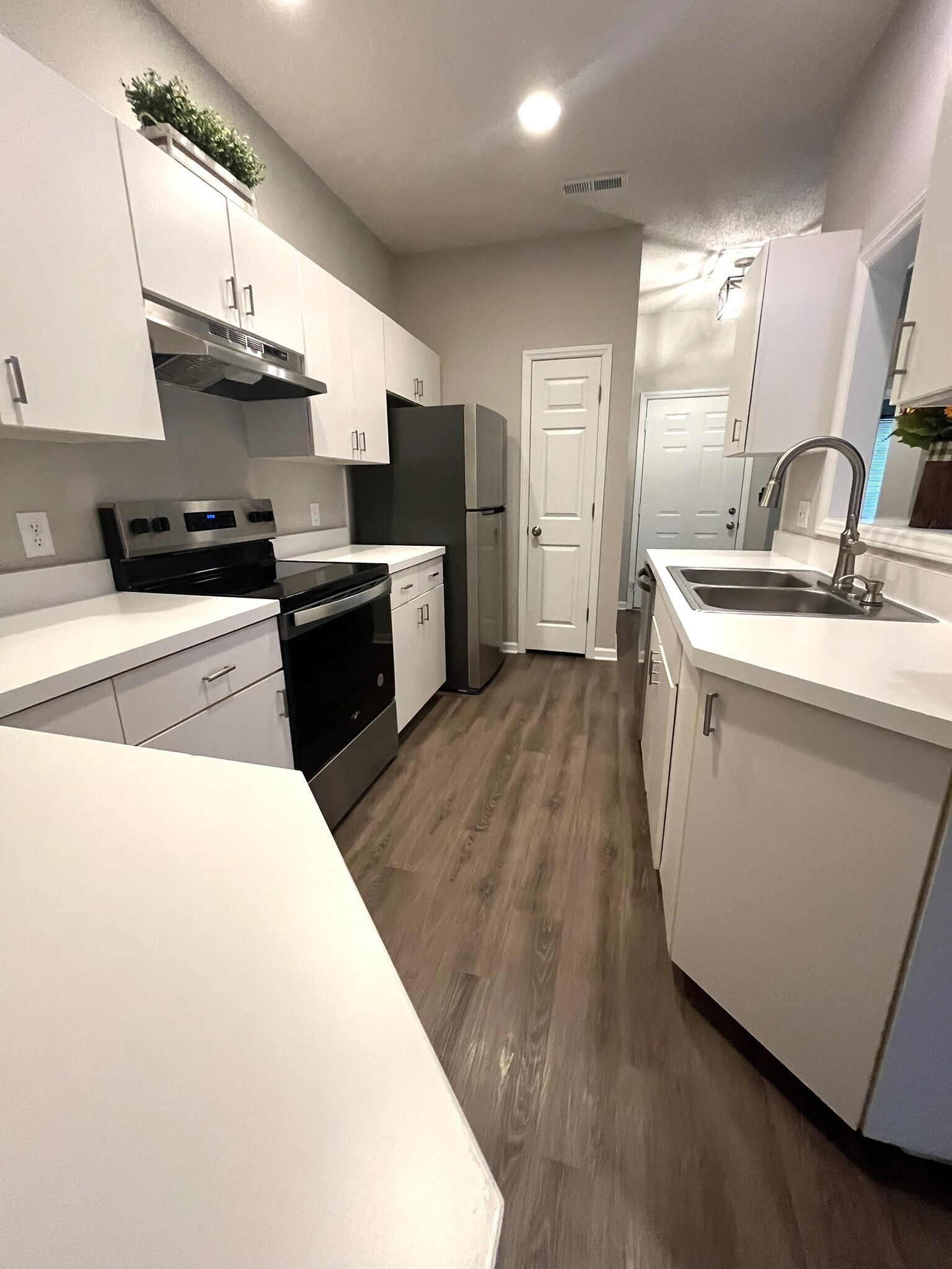 Building Photo - 1600 Sturdivant Dr