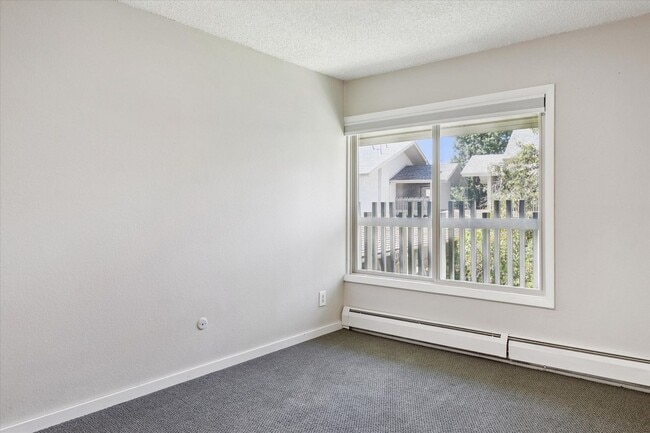 Building Photo - Available for immediate move in!! Remodele...