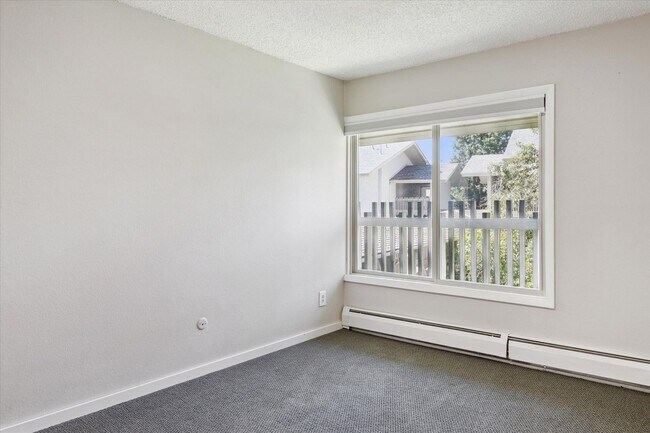 Building Photo - Pre-Lease Aug 2025 Remodeled 2 Bedroom 1 B...